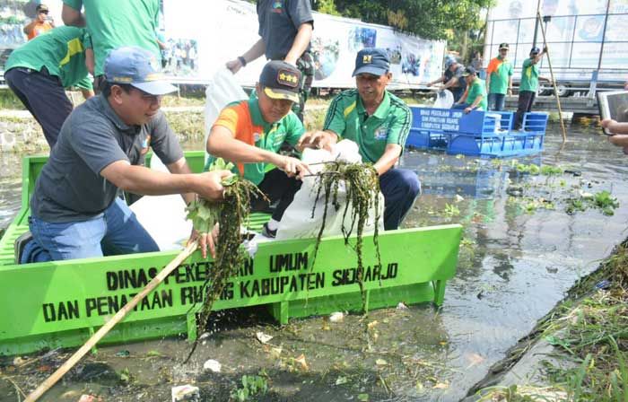 Antisipasi Banjir, Bupati Sidoarjo dan Ribuan Anggota TNI-Polri Bersih-bersih Sungai Ngelom Antisipasi Banjir, Bupati Sidoarjo dan Ribuan Anggota TNI-Polri Bersih-bersih Sungai Ngelom