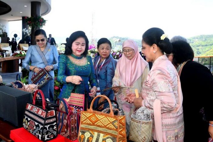 Ibu Iriana Kenalkan Produk dan Budaya Lokal NTT ke Pendamping Pemimpin Negara ASEAN
