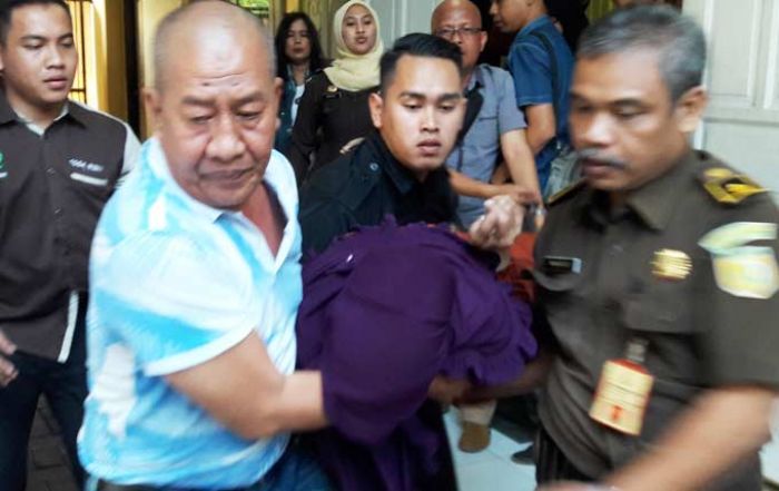 Kejari Gresik Tahan Kades dan 2 Warga Prambangan, Diduga Palsukan Surat Tanah Kejari Gresik Tahan Kades dan 2 Warga Prambangan, Diduga Palsukan Surat Tanah