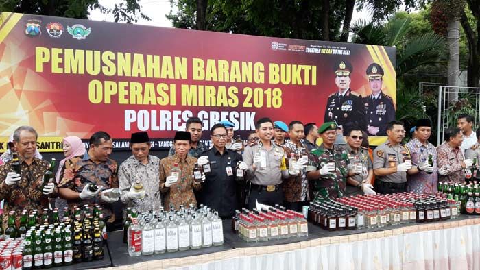 Musnahkan Ratusan Miras, Kapolres Gresik Ingatkan Imbauan Wakapolri Musnahkan Ratusan Miras, Kapolres Gresik Ingatkan Imbauan Wakapolri