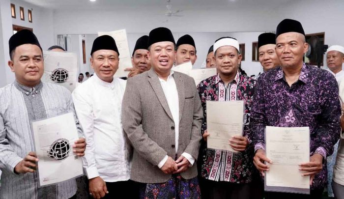 Serahkan Sertifikat di Kudus, Menteri ATR/BPN Tegaskan Pentingnya Redistribusi Tanah yang Produktif Serahkan Sertifikat di Kudus, Menteri ATR/BPN Tegaskan Pentingnya Redistribusi Tanah yang Produktif