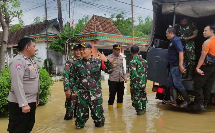 Warga Enggan Dievakuasi, Dandim Tuban Siagakan Prajurit TNI Bantu Warga Terdampak Banjir Warga Enggan Dievakuasi, Dandim Tuban Siagakan Prajurit TNI Bantu Warga Terdampak Banjir