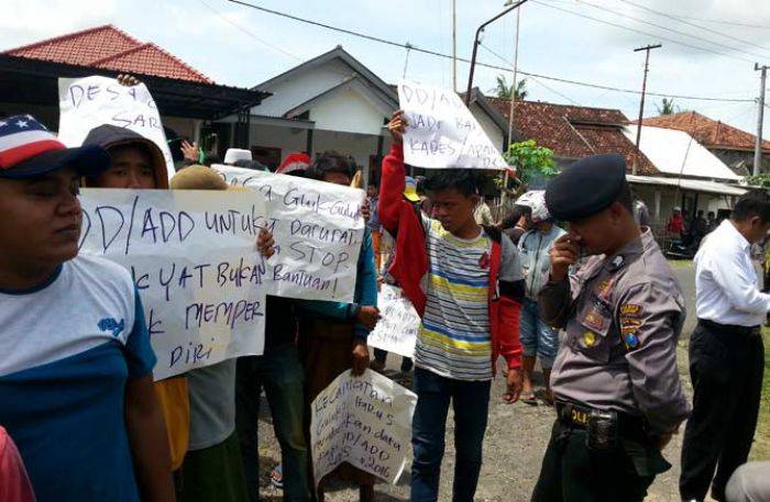 Realisasi ADD-DD Bermasalah, Warga Guluk-Guluk Demo Kantor Kecamatan Realisasi ADD-DD Bermasalah, Warga Guluk-Guluk Demo Kantor Kecamatan