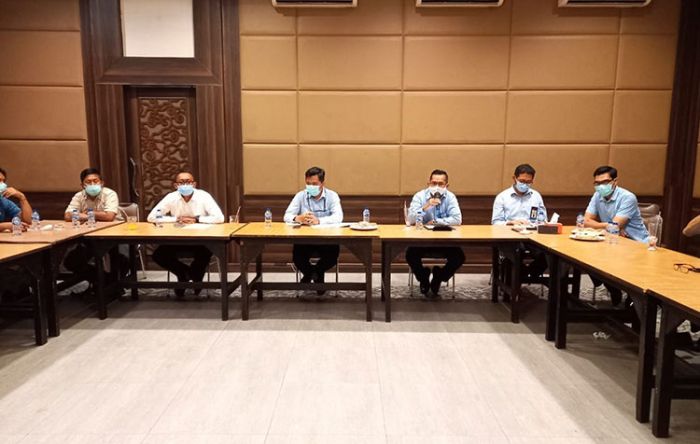 Audiensi Dengan Bea Cukai Kanwil Jatim, LSM: Jangan Tebang Pilih Dalam Penindakan Perusahaan Rokok Audiensi Dengan Bea Cukai Kanwil Jatim, LSM: Jangan Tebang Pilih Dalam Penindakan Perusahaan Rokok