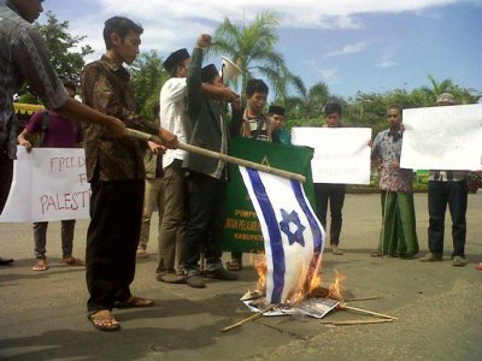 Kecam Kekerasan pada Palestina, IPNU Sumenep Bakar Bendera Israel Kecam Kekerasan pada Palestina, IPNU Sumenep Bakar Bendera Israel
