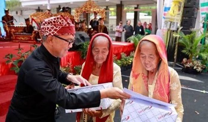 Pasangan Balita hingga Lansia Ramaikan Festival Kembar di Banyuwangi Pasangan Balita hingga Lansia Ramaikan Festival Kembar di Banyuwangi