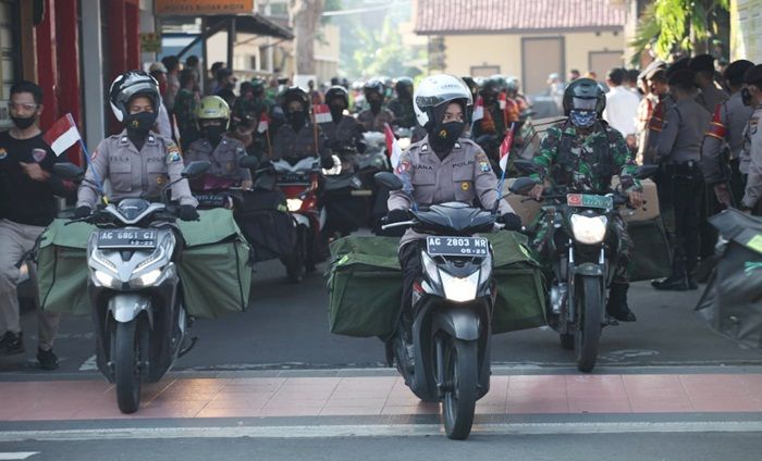 Jangkau Semua Wilayah​, TNI dan Polri di Blitar Bagikan Sembako ke Warga Pakai Motor
