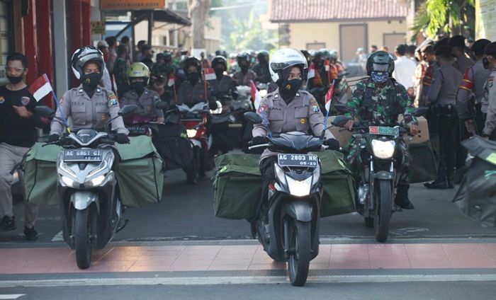 Jangkau Semua Wilayah, TNI dan Polri di Blitar Bagikan Sembako ke Warga Pakai Motor Jangkau Semua Wilayah, TNI dan Polri di Blitar Bagikan Sembako ke Warga Pakai Motor