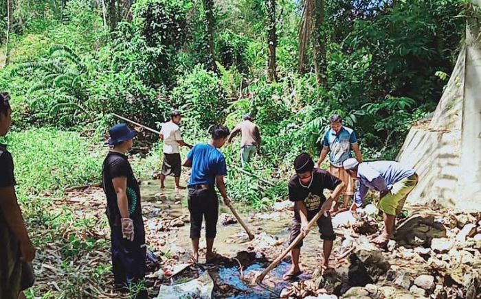 Prihatin Kondisi Sungai Tersumbat Sampah, Pemuda Rajun Gotong Royong Bersihkan Prihatin Kondisi Sungai Tersumbat Sampah, Pemuda Rajun Gotong Royong Bersihkan