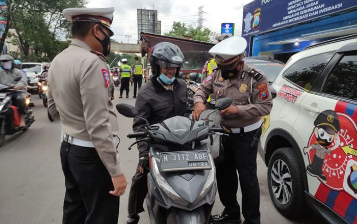 Pasca Teror di Mabes Polri, Kendaraan yang akan Masuk Sidoarjo Diperiksa