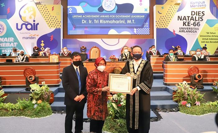 Wali Kota Risma Terima Lifetime Achievement Award for Goverment Leadership dari Unair Wali Kota Risma Terima Lifetime Achievement Award for Goverment Leadership dari Unair