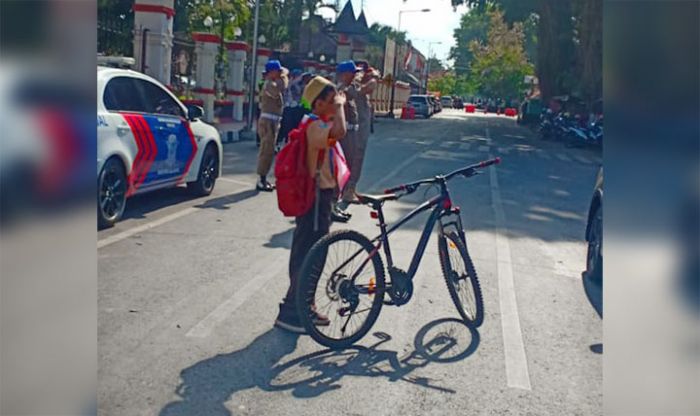 Berhenti Kayuh Sepeda Lalu Hormat kepada Sang Merah Putih, Anak Ini Dapat Penghargaan dari Wabup