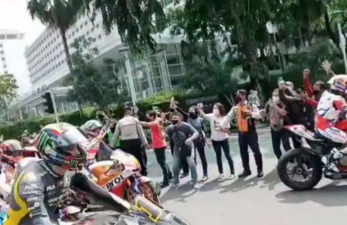 Pembalap MotoGP ikuti Parade di Jakarta Usai Bertemu Jokowi Pembalap MotoGP ikuti Parade di Jakarta Usai Bertemu Jokowi