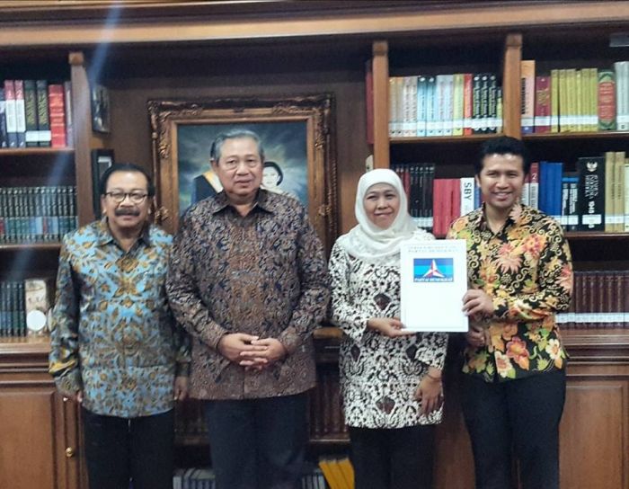 Foto Ini Viral, 90% Khofifah Gandeng Emil Dardak Foto Ini Viral, 90% Khofifah Gandeng Emil Dardak