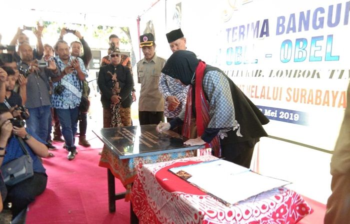 Didik Anak Peduli Sesama, Risma Ajak Belasan Murid Resmikan SDN 1 Obel-obel di Lombok Didik Anak Peduli Sesama, Risma Ajak Belasan Murid Resmikan SDN 1 Obel-obel di Lombok
