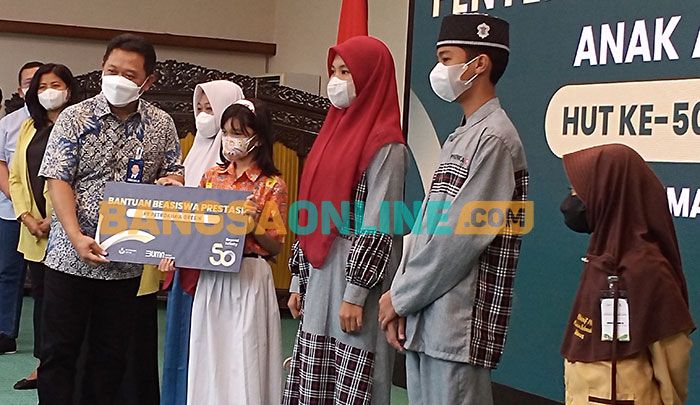 Peduli Pendidikan, Petrokimia Gresik Salurkan Beasiswa Anak Asuh dan Prestasi Rp300 Juta Peduli Pendidikan, Petrokimia Gresik Salurkan Beasiswa Anak Asuh dan Prestasi Rp300 Juta