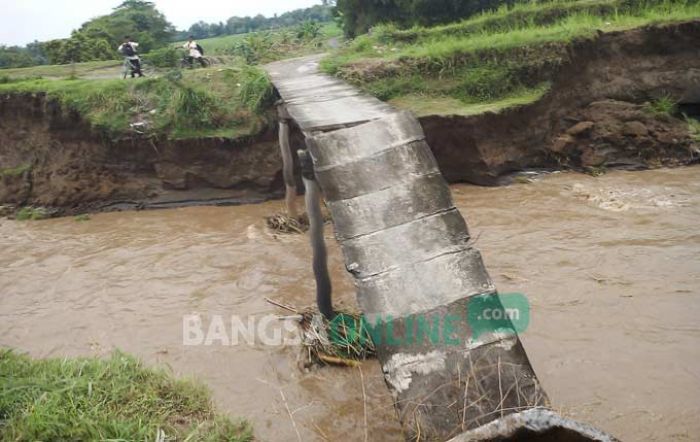 Jembatan Utama Penguhubung Pucangsimo - Bandar Kedungmulyo Ambrol, Warga Terpaksa Memutar