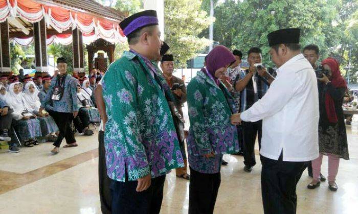 Berangkatkan Calon Haji, Bupati Saiful Titip Doa agar Sidoarjo Terbebas Bencana Berangkatkan Calon Haji, Bupati Saiful Titip Doa agar Sidoarjo Terbebas Bencana