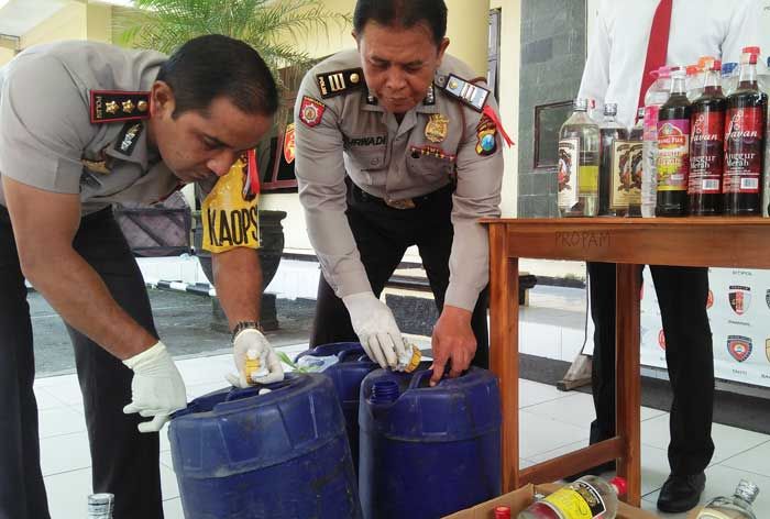 Polisi Razia Penjual Miras Berkedok Warung di Blitar Polisi Razia Penjual Miras Berkedok Warung di Blitar