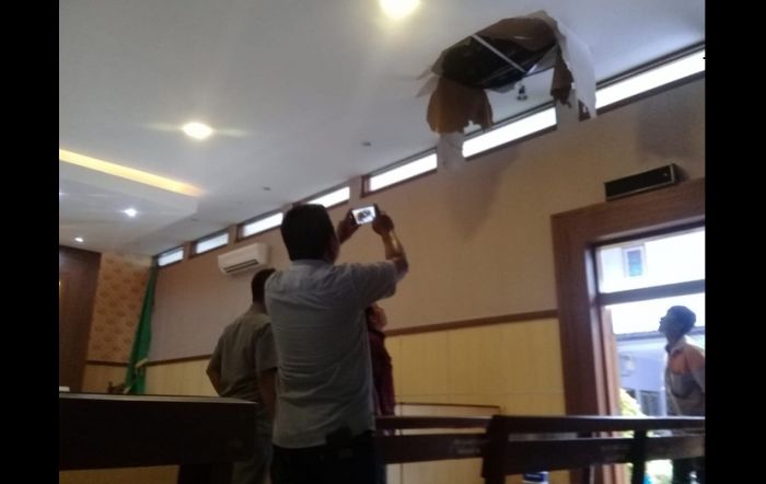 Plafon Ruang Sidang di PN Pamekasan Ambruk Saat Gelar Sidang Plafon Ruang Sidang di PN Pamekasan Ambruk Saat Gelar Sidang