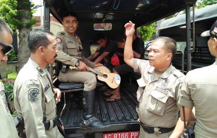 Teler, Tiga Pengamen di Blitar Dihukum Hafalkan Pancasila Teler, Tiga Pengamen di Blitar Dihukum Hafalkan Pancasila