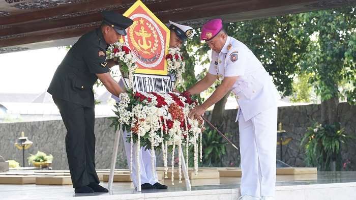 Jelang HUT ke-79 TNI, Komandan Kodiklatal Pimpin Ziarah ke Makam Bung Karno Jelang HUT ke-79 TNI, Komandan Kodiklatal Pimpin Ziarah ke Makam Bung Karno