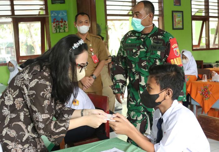 Pemkab Kediri Serahkan Bantuan Sosial Pendidikan GNOTA di SMP Negeri 1 Banyakan