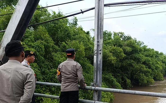 Wakapolres Ngawi Tinjau Titik Rawan Banjir dan Longsor