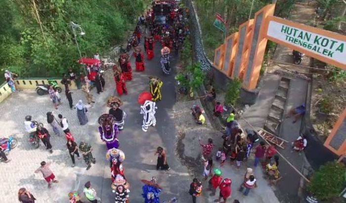 Kirab dan Ziarah Makam Eyang Kawak Ditetapkan jadi Event Tahunan Hutan Kota Gunung Ja Kirab dan Ziarah Makam Eyang Kawak Ditetapkan jadi Event Tahunan Hutan Kota Gunung Ja