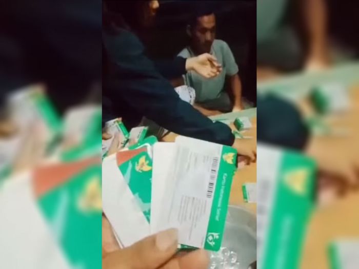 Ratusan KIS ditemukan Pemulung Terbuang di Sungai Desa Menyali Buleleng, Bali Ratusan KIS ditemukan Pemulung Terbuang di Sungai Desa Menyali Buleleng, Bali