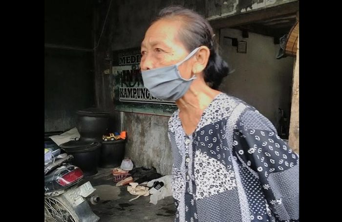 Uang Dagangan Hasil Penjualan Peyek Seorang Nenek di Kediri Dirampas Orang tak Dikenal