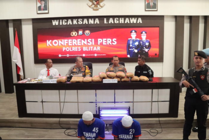 Polres Blitar Tangkap Pengedar dengan Barang Bukti 13,7 Kilogram Ganja Kering