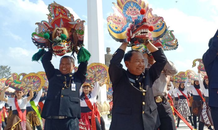 Peringatan Sumpah Pemuda, Bupati Blitar Ikut Menari Bersama 2019 Penari Celeng Peringatan Sumpah Pemuda, Bupati Blitar Ikut Menari Bersama 2019 Penari Celeng