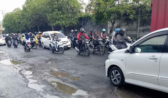 Tak Kunjung Diperbaiki, Kerusakan Jalan Mayjend Sungkono Gresik Dikeluhkan Masyarakat Tak Kunjung Diperbaiki, Kerusakan Jalan Mayjend Sungkono Gresik Dikeluhkan Masyarakat