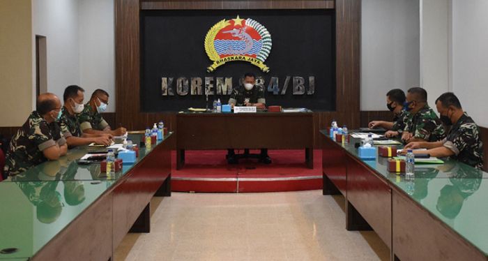 Pimpin Rapat Staf, Danrem 084/BJ Terima Pemaparan Program Kerja Pimpin Rapat Staf, Danrem 084/BJ Terima Pemaparan Program Kerja