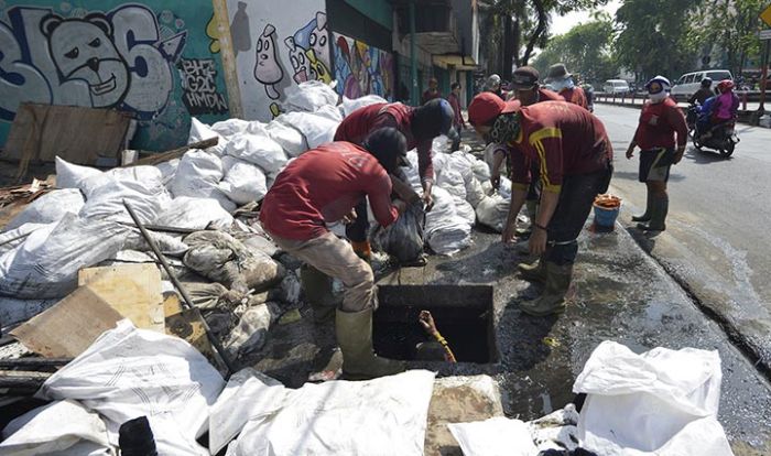 Jelang Musim Hujan, Pemkot Surabaya Rutin Keruk Selokan Jelang Musim Hujan, Pemkot Surabaya Rutin Keruk Selokan