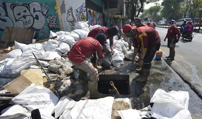 Jelang Musim Hujan, Pemkot Surabaya Rutin Keruk Selokan