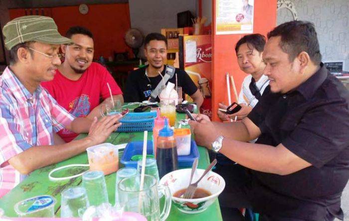 Bakso Diisukan Berbahan Tikus, Bupati Pamekasan malah Mencicipi Bakso Diisukan Berbahan Tikus, Bupati Pamekasan malah Mencicipi