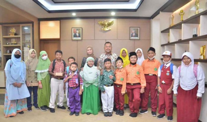 35 Peserta Masuk Final Lomba Menulis Surat Cinta kepada Bupati Gresik dan Wabup 35 Peserta Masuk Final Lomba Menulis Surat Cinta kepada Bupati Gresik dan Wabup
