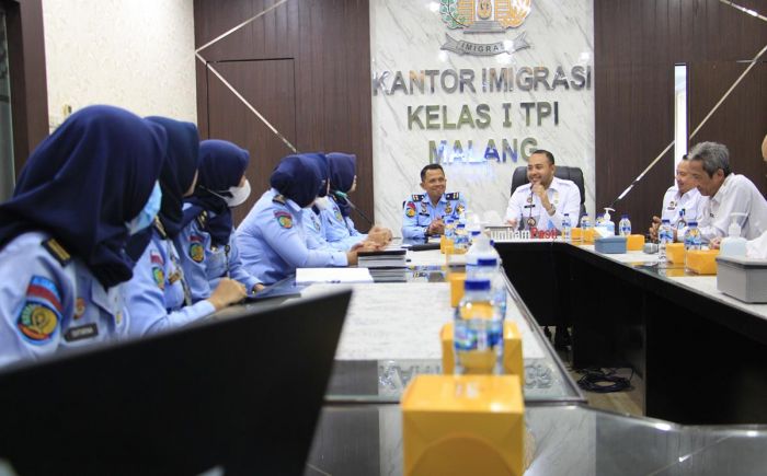 Kantor Imigrasi Malang Terima Kunjungan Studi Tiru Kearsipan Lapas Perempuan Kelas IIA Malang Kantor Imigrasi Malang Terima Kunjungan Studi Tiru Kearsipan Lapas Perempuan Kelas IIA Malang