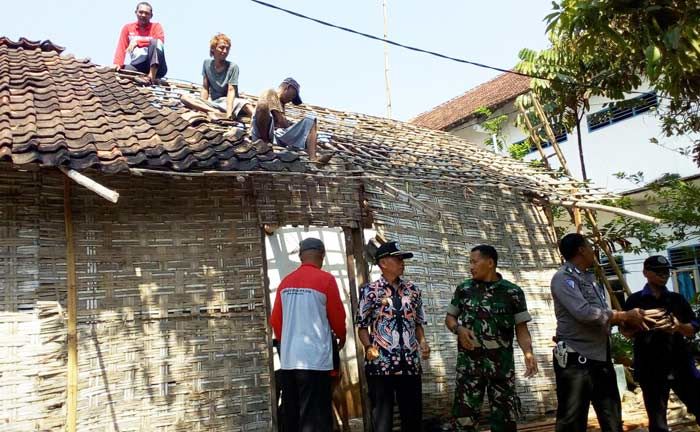 Bhabinkantibmas dan Babinsa di Banaran Urunan Bedah Rumah Warga Miskin