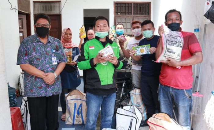 Paket Sembako Pemprov Mulai Dibagikan Door to Door ke Warga Jatim Terdampak di Jabodetabek Paket Sembako Pemprov Mulai Dibagikan Door to Door ke Warga Jatim Terdampak di Jabodetabek