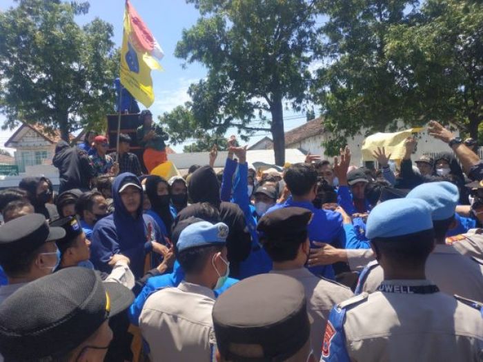 Dianggap Menghindar Saat PMII Demo Kenaikan Harga BBM, Bupati Karna Dituding Tak Pro Rakyat Dianggap Menghindar Saat PMII Demo Kenaikan Harga BBM, Bupati Karna Dituding Tak Pro Rakyat