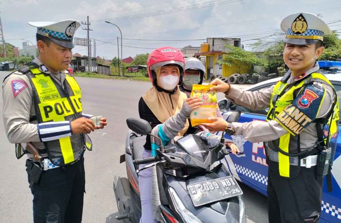 Di Operasi Keselamatan Semeru 2023, Kanit Turjawali Satlantas Polres Pasuruan Bagikan Sembako Di Operasi Keselamatan Semeru 2023, Kanit Turjawali Satlantas Polres Pasuruan Bagikan Sembako