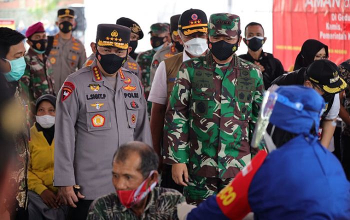 Panglima TNI dan Kapolri Pantau Langsung Pelaksanaan Vaksinasi di Kabupaten Kediri Panglima TNI dan Kapolri Pantau Langsung Pelaksanaan Vaksinasi di Kabupaten Kediri