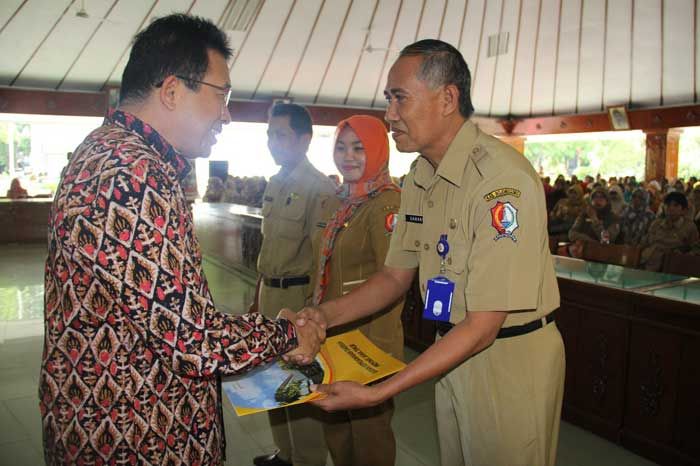 722 PNS Bojonegoro Terima Kenaikan Pangkat 722 PNS Bojonegoro Terima Kenaikan Pangkat