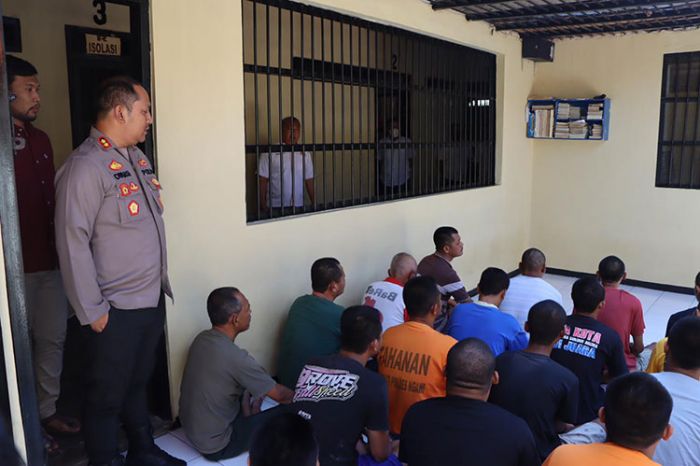 Kapolres Ngawi Lakukan Sidak Dadakan di Ruang Tahanan Kapolres Ngawi Lakukan Sidak Dadakan di Ruang Tahanan