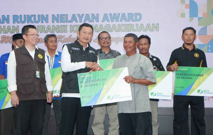 Berikan Ketenangan saat Bekerja, Pemkab Lamongan Berikan Jaminan Sosial ke Ribuan Nelayan Berikan Ketenangan saat Bekerja, Pemkab Lamongan Berikan Jaminan Sosial ke Ribuan Nelayan