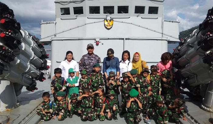 Semangatnya Siswa TK Kartika Tahuna Study Tour ke-KRI Sultan Nuku-373