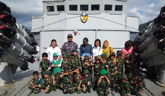 Semangatnya Siswa TK Kartika Tahuna Study Tour ke-KRI Sultan Nuku-373 Semangatnya Siswa TK Kartika Tahuna Study Tour ke-KRI Sultan Nuku-373